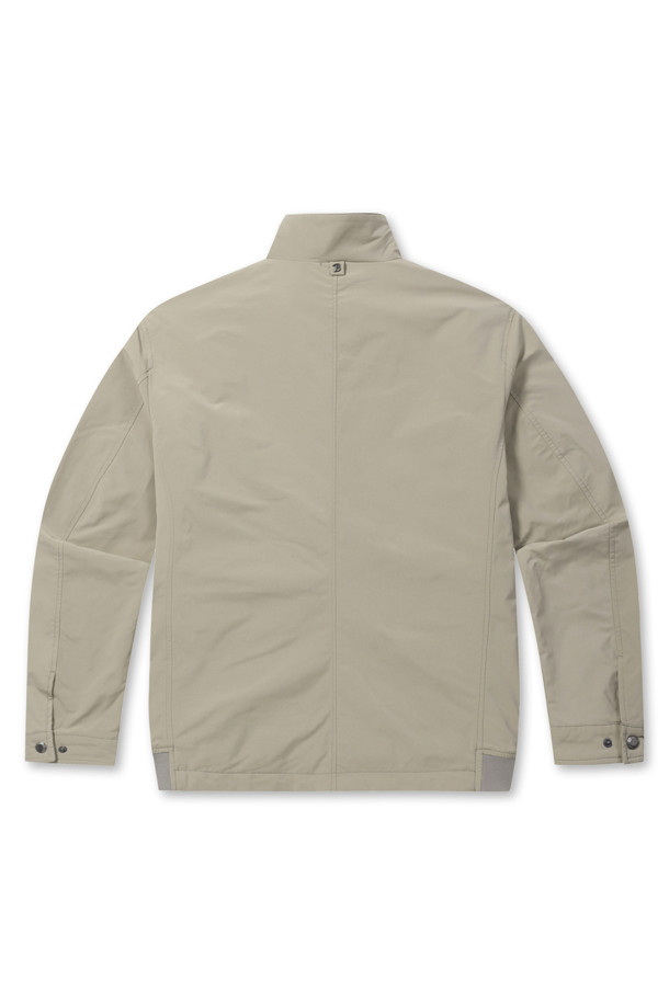 미니멀 해링턴 점퍼는 베이지 컬러의 폴리에스터 소재로 제작되어 부드러운 촉감을 선사합니다. 일상생활에서 편안하게 착용하기 좋으며, 가을 나들이룩이나 데이트룩 연출에 적합합니다. 레귤러핏으로 제작되었으며, 엉덩이 위 기장과 집업 여밈 방식이 특징입니다. 체크 패턴의 안감, 사선 사이드 포켓, 코듀로이 소매 안쪽 배색 디테일이 돋보이며, 전체 안감 처리를 통해 완성도를 높였습니다. 미니멀, 캐주얼, 클래식한 스타일을 모두 아우르는 디자인으로 다양한 코디에 활용할 수 있습니다.
