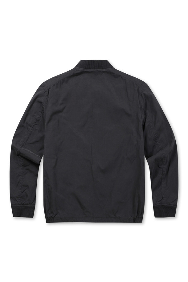 가먼트워싱 보머 점퍼는 남성용 아우터로, 가을철 데일리룩과 가을 나들이룩에 적합합니다. 캐주얼, 미니멀, 클래식 스타일을 아우르며, 엉덩이 위 기장의 레귤러핏으로 제작되었습니다. 블랙 컬러의 무지 디자인이며, 집업 여밈 방식과 긴 소매, 전체 안감으로 편안함을 더했습니다. 라글란 소매, 칼라 및 소매 니트 배색, 밑단 엘라스틱 밴드, B 로고 리벳 와펜 등의 특징으로 포인트를 주었습니다. 면 혼방 소재에 가먼트워싱 처리하여 자연스러운 멋을 연출합니다.
