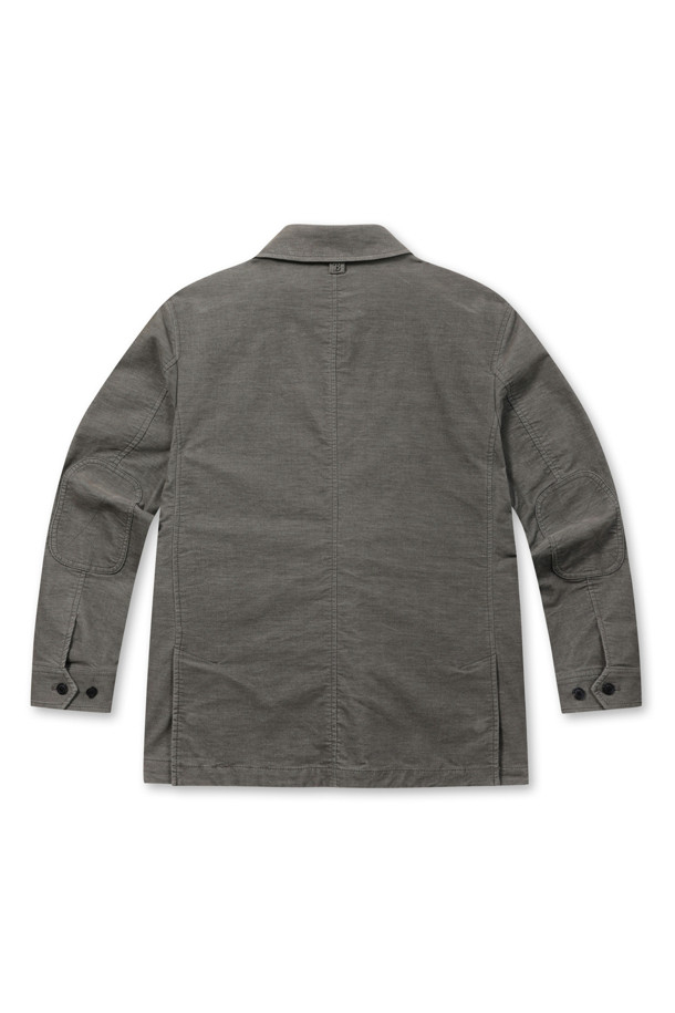 [코지] 몰스킨 워싱 자파리는 부드러운 촉감의 몰스킨 소재로 제작된 남성용 셔츠형 자파리입니다. 가을 시즌에 어울리는 엉덩이 기장의 캐주얼 재킷으로, 바이오 워싱 가공을 거쳐 자연스러운 멋을 더했습니다. 카키 컬러의 무지 디자인에 레귤러핏으로 제작되어 가을 나들이룩이나 데이트룩에 적합하며, 캐주얼, 클래식, 미니멀 스타일을 모두 소화할 수 있습니다. 멀티 포켓과 엘보우 패치, 전체 안감, 카치온다잉 등의 디테일이 돋보이며, 파이핑 여밈 방식으로 깔끔함을 더했습니다. 긴 소매 기장으로 포근한 착용감을 선사합니다.
