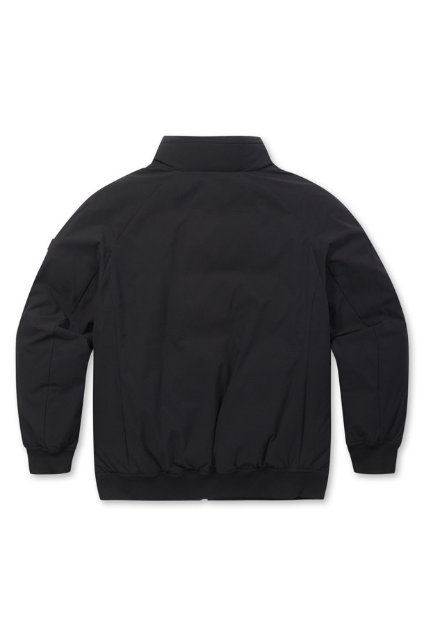 **[라이프 퍼포먼스] 심플 다운 점퍼**

일상과 스포츠 활동 모두에 적합한 [라이프 퍼포먼스] 심플 다운 점퍼는 남성용 겨울 아우터입니다. 블랙 색상의 무지 디자인으로 스포티하면서도 캐주얼한 스타일을 연출하며, 엉덩이 위 기장의 레귤러핏으로 편안하게 착용 가능합니다. 보온성과 신축성을 갖춘 두꺼운 두께의 다운 점퍼로, 스탠칼라와 라글란 소매, 니트 배색 소매단/밑단, B로고 와펜, 머스코비덕 다운 충전재(솜털:깃털=80:20) 등의 특징을 가지고 있습니다. 집업 스타일로 간편하게 여밀 수 있으며, 출근룩과 캠핑룩, 캐주얼, 스포티, 미니멀 스타일을 즐기는 분들께 추천합니다.
