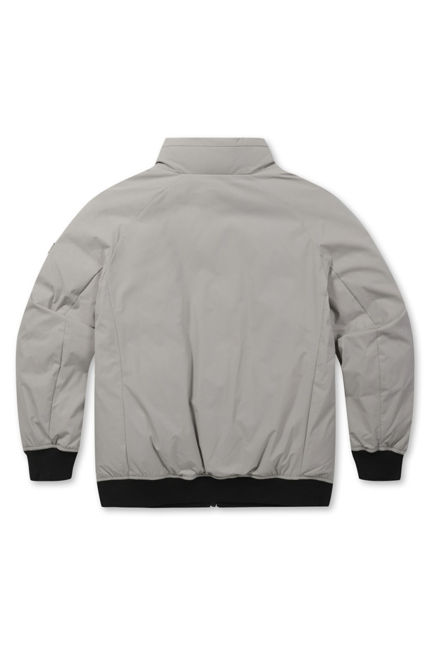 **[라이프 퍼포먼스] 심플 다운 점퍼**

쌀쌀한 겨울 날씨에도 따뜻하고 스타일리시하게 연출할 수 있는 [라이프 퍼포먼스] 심플 다운 점퍼입니다. 엉덩이를 덮는 기장과 레귤러핏으로 제작되어 편안한 착용감을 선사하며, 스포티와 캐주얼 무드를 동시에 낼 수 있습니다. 스탠 칼라, 라글란 소매, B로고 와펜 디테일이 돋보이며, 니트 배색 소매단과 밑단이 포인트를 더합니다. 머스코비덕 다운 충전재(솜털:깃털=80:20)와 두꺼운 두께감으로 뛰어난 보온성을 제공하며, 신축성 있는 소재로 활동성을 높였습니다. 출근룩, 여행룩 등 다양한 TPO에 활용 가능하며, 심플하고 미니멀한 스타일을 즐기는 분들께 추천합니다.
