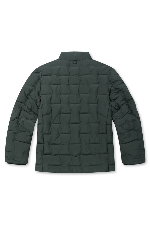 [밸런스다운] 튜브 숏기장 점퍼는 추운 겨울철, 출근룩에 미니멀, 클래식, 캐주얼 스타일을 더해줄 아우터입니다. 매트한 촉감의 폴리에스테르 소재로 제작되었으며, 숏 기장과 레귤러핏으로 편안한 착용감을 선사합니다. 그린 컬러의 무지 디자인에 스탠 칼라, 튜브 접착 방식, 덕다운 충전재(솜털:깃털=80:20)를 사용하여 보온성과 방풍 기능을 강화했습니다. 지퍼형 여밈 방식과 사이드 지퍼 포켓, 소매 안쪽 니트 배색 디테일로 실용성을 높인 숏 점퍼입니다.
