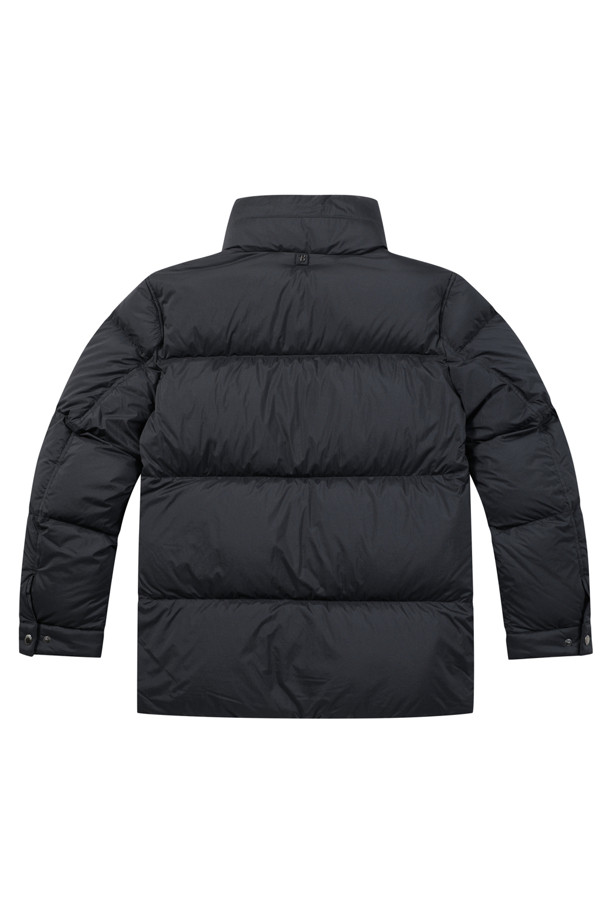 [에어다운] 칼라 FUR 다운 점퍼는 추운 겨울에도 따뜻하고 스타일리시하게 연출할 수 있는 아우터입니다. 블랙 컬러의 무지 디자인으로 어떤 룩에도 잘 어울리며, 캐주얼, 미니멀, 클래식 스타일을 모두 소화할 수 있습니다. 엉덩이 위 기장의 레귤러 핏으로 편안하게 착용 가능하며, 탈부착 가능한 칼라 렉스 퍼가 고급스러움을 더합니다. 머스코비덕 다운 충전재(솜털:깃털=80:20)와 발수, 경량 기능으로 보온성과 활동성을 모두 갖췄으며, 겨울 데일리룩, 산책룩, 여행룩에 적합합니다.
