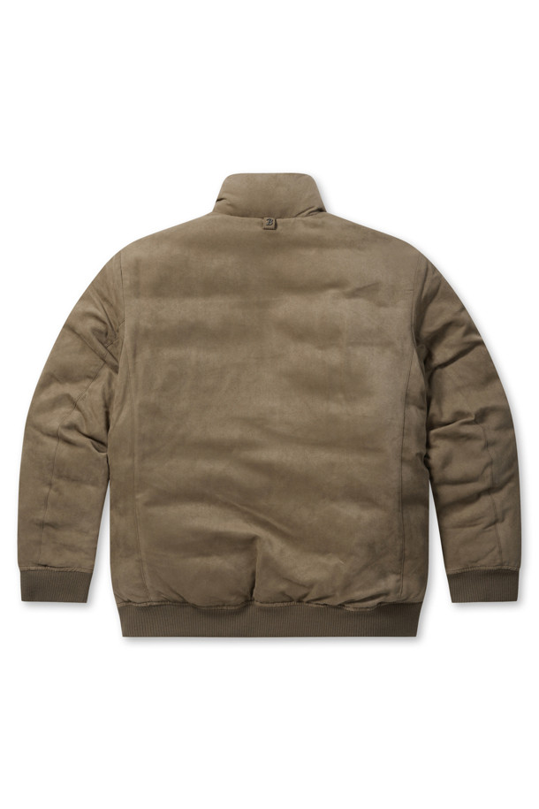 부드러운 스웨이드 소재와 보온성이 뛰어난 머스코비덕 다운 충전재(솜털:깃털=80:20)를 사용하여 겨울철 추위에도 따뜻하게 착용할 수 있는 스웨이드 다운 블루종입니다. 엉덩이를 덮는 기장과 레귤러핏으로 제작되어 편안한 착용감을 제공하며, 베이직하고 미니멀한 스타일을 연출합니다. 지퍼형 여밈 방식과 스탠칼라 디자인으로 깔끔한 인상을 주며, 니트 배색 디테일이 돋보입니다. 브라운 컬러의 무지 디자인으로 다양한 룩에 활용하기 좋으며, 사이드 포켓이 있어 실용성을 더했습니다. 긴 소매 기장과 두꺼운 두께감으로 겨울철 데일리 아우터로 제격입니다.
