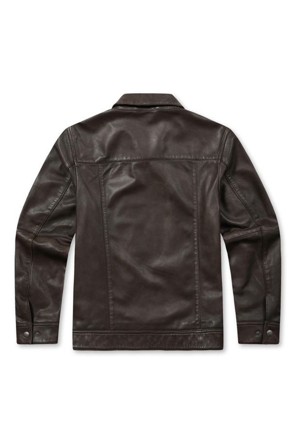 [볼더레더] 세미베지터블 양가죽 트러커는 가을 시즌, 캐주얼하고 빈티지한 스타일을 연출하기에 완벽한 아우터입니다. 부드러운 세미 베지터블 천연 양가죽과 가먼트워싱, 효소 처리 기법으로 제작되어 은은한 광택과 자연스러운 질감을 자랑합니다. 엉덩이 위 기장의 레귤러핏으로 편안하며, 가슴 포켓 장식과 전면 노출 지퍼 디테일이 돋보입니다. 뒷 넥 부분의 브랜드 라벨 가죽 디테일은 고급스러움을 더하며, 데이트룩이나 가을 나들이룩에 잘 어울리는 스타일입니다.
