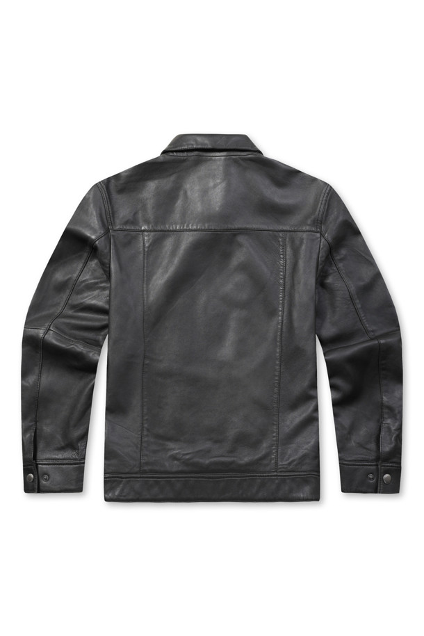 [볼더레더] 세미베지터블 양가죽 트러커는 가을, 겨울에 어울리는 캐주얼하고 빈티지한 스타일의 아우터입니다. 부드러운 세미 베지터블 천연 양가죽 소재에 가먼트워싱과 효소 처리하여 자연스러운 질감을 살렸습니다. 엉덩이 위 기장의 레귤러핏으로 편안한 착용감을 제공하며, 지퍼 여밈 방식과 전체 안감, 가슴 포켓 디테일이 특징입니다. [볼더레더] 브랜드 가죽 라벨이 부착되어 있으며, 가을 나들이룩이나 겨울 데일리룩에 활용하기 좋습니다.
