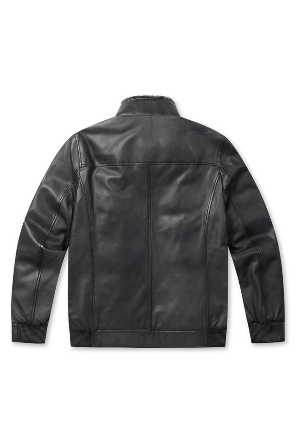 FUR(퍼) 칼라 양가죽 다운 점퍼는 겨울철 데일리룩에 적합한 베이직 스타일의 점퍼입니다. 부드러운 촉감의 양가죽 소재로 제작되었으며, 엉덩이 위 기장의 레귤러 핏으로 편안하게 착용 가능합니다. 탈부착 가능한 양털 칼라 FUR(퍼)가 있어 다양한 스타일을 연출할 수 있으며, 히든 자석으로 간편하게 여밀 수 있습니다. 구스다운 충전재(솜털:깃털=80:20)와 밑단 및 소매단 스모킹 처리, 오일 브러쉬 가공으로 보온성과 흡습 기능까지 갖춘 실용적인 제품입니다. 블랙 색상으로 클래식하고 미니멀한 매력을 더했습니다.
