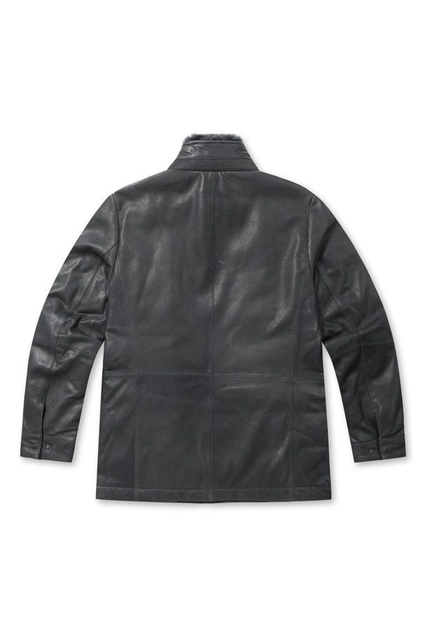 FUR 칼라 양가죽 다운 사파리입니다. 부드러운 촉감의 양가죽 소재로 제작되었으며, 탈부착 가능한 양털 칼라 FUR가 특징입니다. 구스다운 충전재(솜털:깃털=80:20)와 안감으로 보온성을 높였으며, 히든 자석 여밈 방식으로 깔끔한 핏을 연출합니다. 가슴과 하단에 장식 포켓이 있으며, 엉덩이를 덮는 기장감으로 겨울철 데일리룩과 동네 마실룩에 캐주얼하고 미니멀한 스타일을 더해줍니다. 블랙 색상의 무지 디자인으로 다양한 코디에 활용하기 좋습니다.
