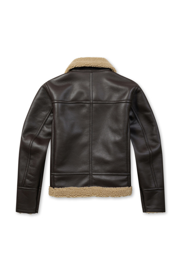 [브리스톨] 마초클래식 무스탕은 부드러운 촉감의 비건가죽과 폴리 양모 소재로 제작되어 뛰어난 보온성을 자랑하는 남성용 무스탕입니다. 엉덩이 위 기장의 레귤러핏으로 클래식과 캐주얼 스타일을 모두 소화하며, 집업 여밈 방식으로 편안하게 착용할 수 있습니다. 겨울철 데일리룩과 데이트룩에 적합하며, 소프트한 엠보 퀄리티와 오염에 강한 특징을 갖추었습니다. 긴 소매 기장과 비조 장식으로 디자인의 완성도를 높였으며, 가벼운 착용감으로 활동성을 더했습니다. 브라운 컬러의 무지 패턴으로 미니멀하면서도 세련된 스타일을 연출합니다.
