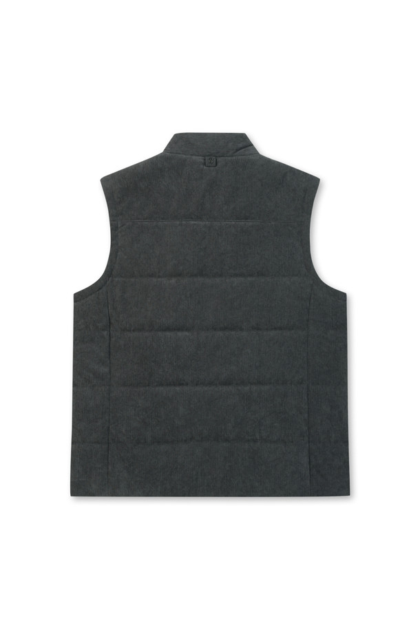 [코지] 코듀로이 베스트는 초겨울, 출근룩에 어울리는 베이직하고 캐주얼한 스타일의 베스트입니다. 엉덩이 위 기장의 레귤러핏으로, 반달 모양의 네크라인과 전면 노출 지퍼가 특징입니다. 블랙 컬러의 폴리에스터 코듀로이 소재에 퀼팅 패턴으로 포인트를 주었으며, 약간 두꺼운 두께감과 3M 신슐레이트 안감으로 보온성을 높였습니다. 사이드 스냅 포켓과 뒷넥 라벨판 체크 배색 디테일, 약간의 신축성이 있어 편안하게 착용 가능합니다.
