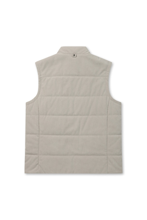 [코지] 코듀로이 베스트는 초겨울, 출근룩과 산책룩에 모두 잘 어울리는 베이직 스타일의 레귤러핏 베스트입니다. 3M 신슐레이트 충전재를 사용하여 보온성을 높였으며, 약간 두꺼운 두께감으로 포근하게 착용할 수 있습니다. 부드러운 코듀로이 소재와 엉덩이 위 기장의 디자인, 반달 모양 넥 디자인이 특징입니다. 지퍼형 여밈 방식과 스냅 여밈 사이드 포켓으로 실용성을 더했으며, 뒷넥 라벨판 체크 배색으로 포인트를 주었습니다. 그레이 컬러로 클래식, 미니멀, 캐주얼 등 다양한 스타일에 매치하기 좋습니다.
