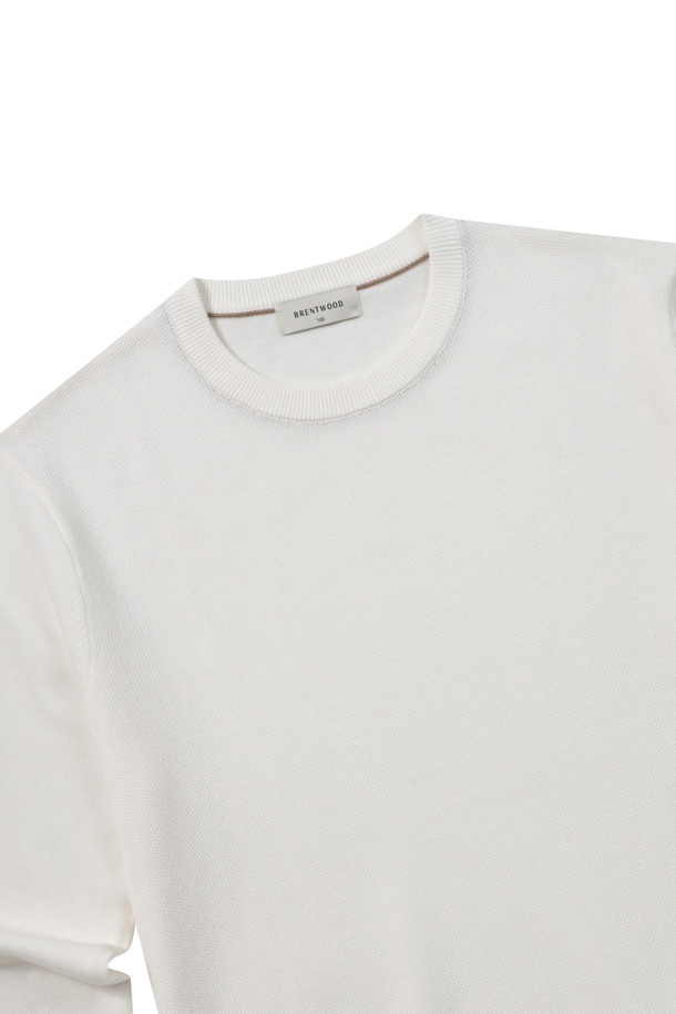 [에센셜스] 솔리드 워셔블 라운드넥 스웨터는 남성을 위한 가을, 초겨울 데일리룩을 완성하는 베이직하고 캐주얼한 스타일의 니트 스웨터입니다. 부드러운 울 소재의 레귤러핏으로 제작되었으며, 라운드넥과 긴소매 디자인이 특징입니다. 앞판 변형 조직으로 포인트를 더했으며, 밑단 및 소매단 립 처리로 깔끔함을 살렸습니다. 손세탁이 가능하며, 셔츠 위에 레이어드하여 다양한 스타일을 연출할 수 있습니다. 신축성이 좋고 비침이 없어 편안하게 착용할 수 있습니다.
