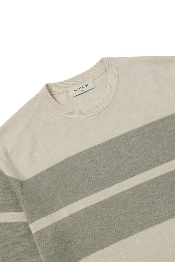 빅블록 워셔블 라운드넥 스웨터는 가을 나들이룩과 겨울 데일리룩에 잘 어울리는 베이직 스타일의 스웨터입니다. 부드러운 울 소재로 제작되어, 쌀쌀한 날씨에도 포근하고 편안한 착용감을 선사합니다. 베이지, 그린 두 가지 색상으로 출시되었으며, 핏은 레귤러핏, 네크라인은 라운드넥 디자인입니다. 이중 조직 디자인, 밑단 및 소매단의 립 처리, 좌측 옆선 로고 라벨이 특징이며 워셔블 기능으로 관리가 용이합니다. 긴소매 기장의 보통 두께 스웨터로, 클래식, 미니멀, 캐주얼 등 다양한 스타일을 연출할 수 있습니다.
