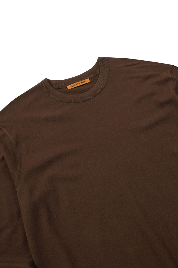 [라이프 퍼포먼스] 소매 배색 워셔블 라운드넥 스웨터는 부드러운 레이온 소재와 레귤러핏으로 편안한 착용감을 선사합니다. 가을과 초겨울에 적합하며, 스포티한 스타일을 연출하기 좋습니다. 소매 배색 디테일과 좌측 소매 와펜, 오렌지 라벨이 디자인의 포인트를 더합니다. 워셔블 기능과 뛰어난 신축성으로 실용성을 높였으며, 비침 걱정 없이 착용할 수 있습니다. 라운드넥 디자인의 무지 스웨터로, 캐주얼, 미니멀, 스포티한 스타일 모두 소화 가능합니다.
