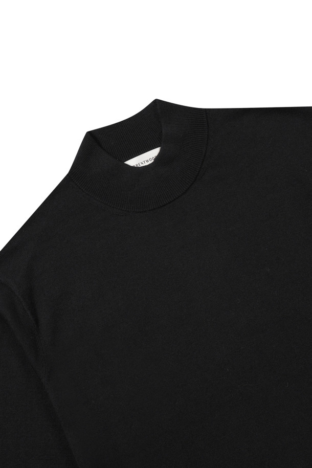 [에센셜스] 솔리드 워셔블 하프터틀넥 스웨터는 초겨울과 겨울 시즌, 출근룩, 오피스룩, 모임룩에 모두 어울리는 베이직 스타일의 니트/스웨터입니다. 부드러운 울 소재의 레귤러 핏 하프터틀넥 디자인으로, 플레인 조직과 골지 패턴이 특징입니다. 긴소매 기장과 밑단, 소매단의 립 처리, 옆구리 골뺌 조직 디테일이 돋보입니다. 워셔블 기능으로 관리가 용이하며, 클래식, 미니멀, 캐주얼 스타일을 모두 소화할 수 있습니다. 블랙 컬러로 어떤 하의와도 쉽게 매치할 수 있어 활용도가 높습니다.
