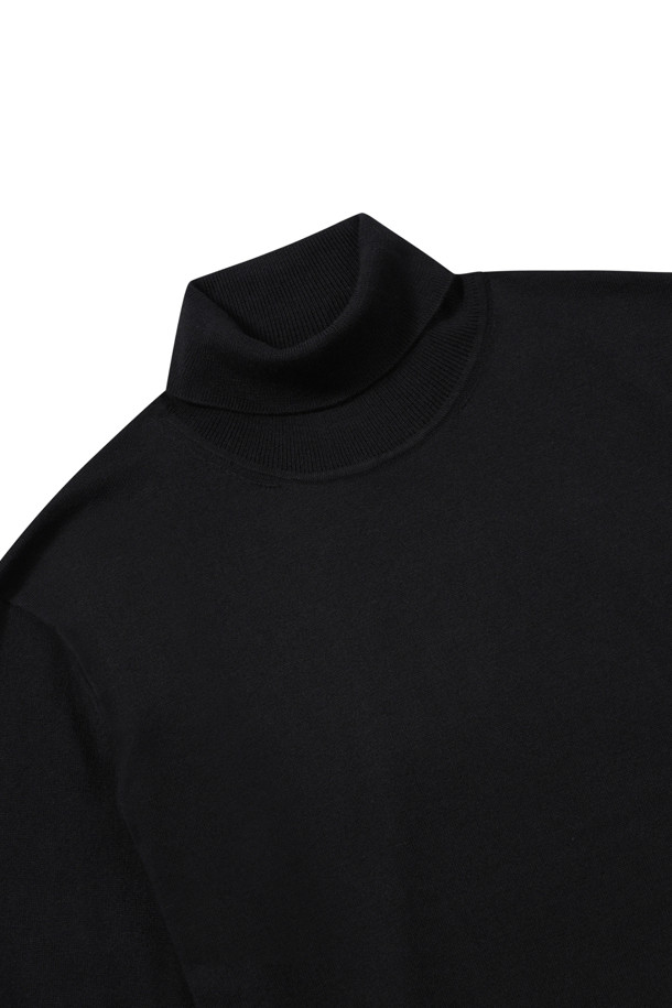 [에센셜스] 솔리드 워셔블 롱터틀넥 스웨터는 초겨울과 겨울에 착용하기 좋은 남성용 터틀넥 스웨터입니다. 베이직 스타일로 출근룩, 비즈니스 캐주얼 등 다양한 TPO에 활용 가능하며, 클래식, 미니멀, 캐주얼 스타일을 연출하기 좋습니다. 부드러운 울 소재의 레귤러 핏으로 제작되었으며, 플레인 조직, 밑단 및 소매단 립 처리, 옆구리 골뺌 조직 디테일이 특징입니다. 워셔블 기능으로 관리가 용이하며, 블랙 컬러의 무지 디자인으로 어떤 스타일에도 쉽게 매치할 수 있습니다.
