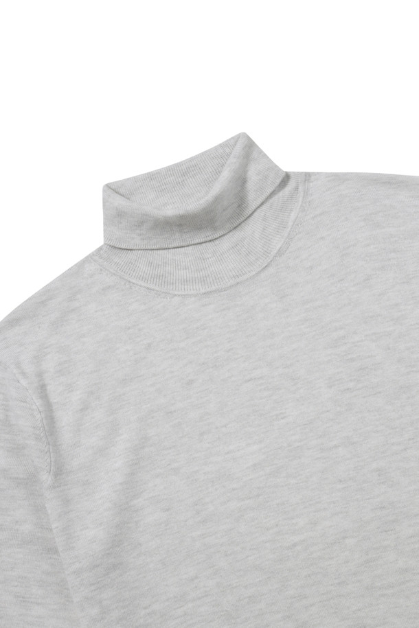 [에센셜스] 솔리드 워셔블 롱터틀넥 스웨터는 부드러운 울 소재로 제작되어 포근한 착용감을 선사합니다. 베이직한 디자인에 그레이 컬러를 사용하여 어떤 스타일에도 쉽게 매치할 수 있으며, 일상복으로 활용하기 좋습니다. 초겨울부터 겨울까지 따뜻하게 입을 수 있으며, 레귤러 핏과 롱 슬리브 디자인으로 편안한 착용감을 제공합니다. 워셔블 기능으로 손쉬운 관리가 가능하며, 밑단 및 소매단의 립 처리, 옆구리 부위 골뺌 조직 디테일이 돋보입니다. 신축성이 뛰어나 활동성이 좋고, 비침 걱정 없이 착용할 수 있습니다.
