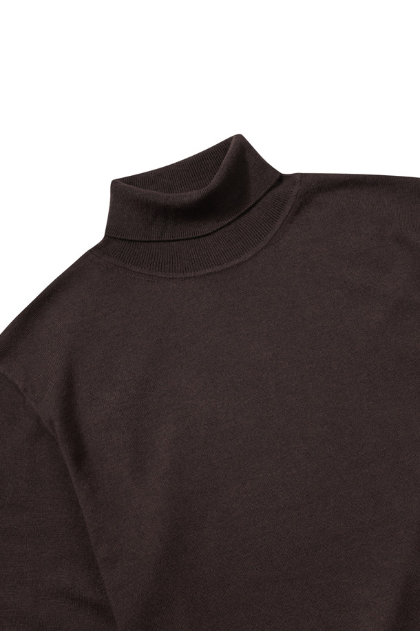 [에센셜스] 솔리드 워셔블 롱터틀넥 스웨터는 초겨울과 겨울, 출근룩과 모임룩에 활용하기 좋은 남성용 니트/스웨터입니다. 베이직, 클래식, 미니멀, 캐주얼 스타일을 아우르는 브라운 컬러의 레귤러핏 롱 터틀넥 스웨터로, 울 소재 특유의 부드러운 촉감을 선사하며, 무지 디자인으로 어떤 옷에도 쉽게 매치할 수 있습니다. 손세탁이 가능한 워셔블 기능으로 관리의 편의성을 높였으며, 옆구리 골뺌 조직 디테일과 밑단 및 소매단 립 처리가 특징입니다. 레귤러 기장의 긴소매 디자인으로, 일상에서 폭넓게 활용할 수 있습니다.
