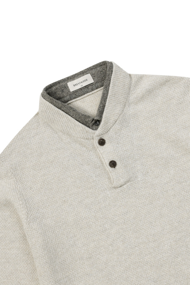 [이노버] 미니 숄 칼라 레이어드 스웨터는 남성용 니트/스웨터로, 셔츠를 레이어드한 듯한 독특한 투인원 디자인이 특징입니다. 베이지와 그레이 두 가지 색상으로 제공되며, 초겨울부터 겨울까지 따뜻하게 착용할 수 있습니다. 숄 카라 디자인에 레귤러핏으로 제작되었으며, 약간 두꺼운 울 소재로 부드러운 촉감을 선사합니다. 밑단과 소매단에 배색 팁과 립 처리를 더해 캐주얼하면서도 클래식한 무드를 연출하며, 출근룩과 모임룩 모두 활용하기 좋습니다. 신축성이 뛰어나 편안한 착용감을 제공하며, 좌측 옆선에 로고 라벨을 부착하여 포인트를 더했습니다.
