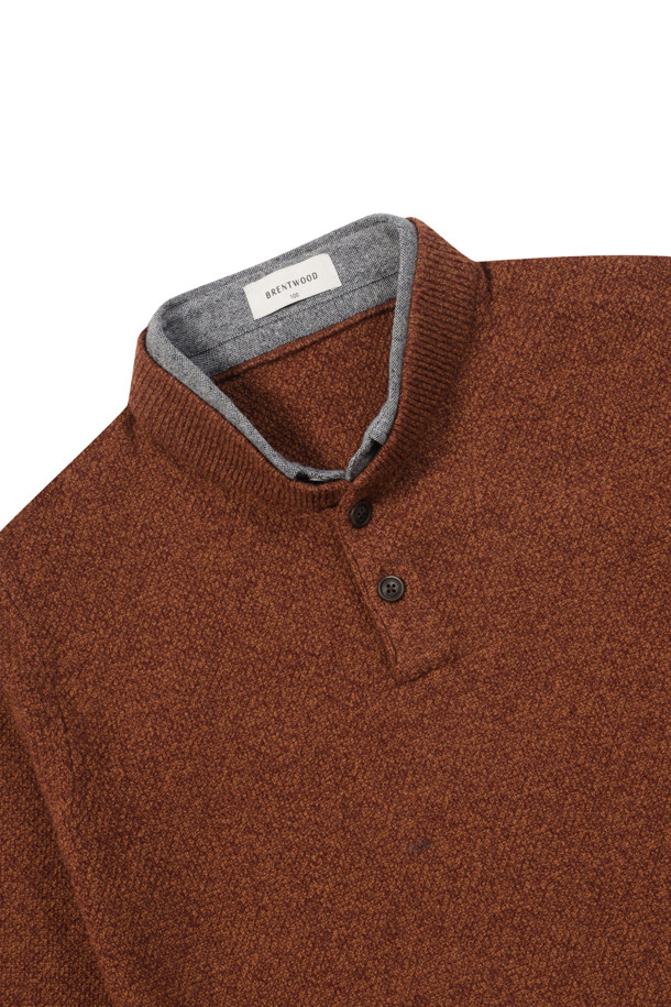 [이노버] 미니 숄 칼라 레이어드 스웨터는 초겨울부터 겨울까지 따뜻하게 입을 수 있는 울 소재의 스웨터입니다. 브라운 컬러의 변형조직 패턴에 셔츠를 레이어드한 듯한 숄 카라 디자인이 특징이며, 밑단과 소매단에 배색 팁 및 립 처리를 더해 포인트를 주었습니다. 레귤러핏으로 제작되어 출근룩이나 모임룩 등 다양한 TPO에 활용 가능하며, 클래식, 미니멀, 캐주얼 스타일을 모두 아우릅니다. 부드러운 촉감과 좋은 신축성으로 편안한 착용감을 선사하며, 비침 걱정 없이 착용할 수 있습니다. 로고 포인트 라벨이 깔끔한 마무리를 더합니다.
