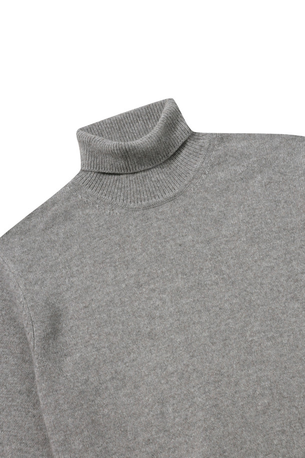 부드러운 촉감의 라쿤 혼방 솔리드 롱 터틀넥 스웨터입니다. 넉넉한 기장감과 레귤러핏으로 제작되어 편안한 착용감을 선사하며, 겨울철 데일리룩과 출근룩에 활용하기 좋습니다. 베이직하고 미니멀한 스타일로 어떤 코디에도 잘 어울리며, 캐시미어와 라쿤 소재 혼방으로 고급스러운 분위기를 더합니다. 두꺼운 두께감으로 보온성을 높였으며, 밑단과 소매단 립 처리로 깔끔한 마무리를 보여줍니다. 신축성이 좋고 비침이 없어 겨울철 내내 따뜻하고 스타일리시하게 착용할 수 있습니다.
