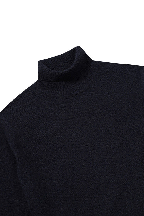 라쿤 혼방 솔리드 롱 터틀넥 스웨터는 부드러운 촉감의 캐시미어와 라쿤 소재 혼방으로 제작되어 포근함을 선사합니다. 베이직한 디자인으로 겨울철 데일리룩, 집콕룩, 산책룩 등 다양한 TPO에 활용하기 좋습니다. 롱 기장에 레귤러핏으로 편안하게 착용 가능하며, 밑단과 소매단 립 처리로 안정감을 더했습니다. 블랙 솔리드 컬러로 어떤 스타일에도 잘 어울리며, 두꺼운 두께감과 비침 없는 소재로 따뜻함을 유지합니다. 신축성이 좋아 활동성이 뛰어나며, 클래식, 미니멀, 캐주얼 등 다양한 스타일을 연출할 수 있습니다.
