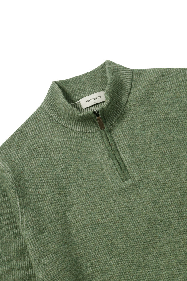 웨일 조직 이중우수 하프집업 스웨터는 부드러운 울 소재로 제작되어 포근한 착용감을 선사합니다. 캐주얼 스타일의 레귤러핏으로 겨울철 데일리룩, 집콕룩, 산책룩 등 다양한 TPO에 활용하기 좋습니다. 두꺼운 두께감과 하프넥 디자인, 긴 소매 기장이 보온성을 높여주며, 그린 컬러의 골지 패턴이 돋보입니다. 이중 짜임 기법으로 제작되어 내구성이 뛰어나며, 밑단과 소매단 립 처리 및 좌측 옆선 로고 라벨 디테일로 디자인의 완성도를 높였습니다. 미니멀, 클래식 스타일을 선호하는 분들께 추천합니다.
