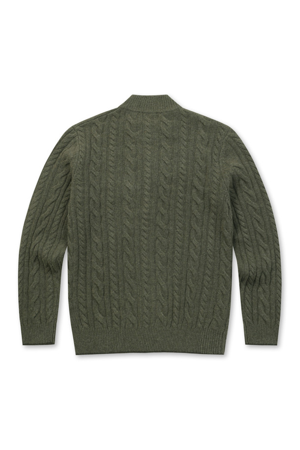 **울100 케이블 집업 가디건**은 초겨울부터 겨울까지 따뜻하게 입을 수 있는 남성용 상의입니다. 부드러운 촉감의 울 100% 소재로 제작되었으며, 레귤러 핏과 두꺼운 두께로 포근함을 더합니다. 그린과 투톤 컬러로 세련된 느낌을 주며, 케이블 패턴과 긴 소매 디자인이 특징입니다. 밑단 및 소매단 립 처리와 좌측 포켓 스웨이드 와펜 디테일이 돋보이며, 지퍼 여밈 방식으로 편안하게 착용 가능합니다. 일상, 모임, 데이트 등 다양한 TPO (Time, Place, Occasion) 에 맞춰 클래식, 미니멀, 캐주얼 스타일을 연출할 수 있는 활용도 높은 아이템입니다.

