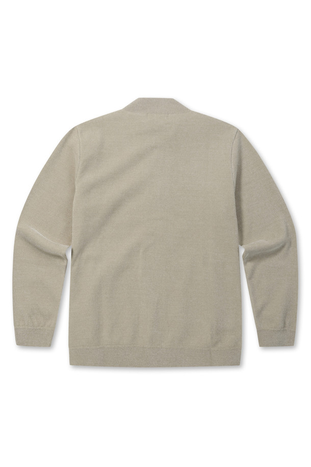 부드러운 촉감의 웨일 조직으로 제작된 융본딩 집업 가디건입니다. 베이지 컬러에 레귤러핏으로 제작되어 출근룩, 여행룩 등 다양한 TPO에 활용 가능합니다. 두꺼운 두께감으로 초겨울부터 겨울까지 따뜻하게 착용할 수 있으며, 베이직한 디자인으로 클래식, 미니멀, 캐주얼 등 폭넓은 스타일을 소화합니다. 포켓 안감은 니트 소재로, 좌측 포켓에는 스웨이드 와펜으로 포인트를 주었습니다. 융 안감과 높은 보온성, 신축성으로 편안함까지 더했습니다.
