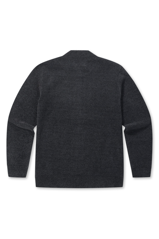 쌀쌀한 날씨에 따뜻하게 몸을 감싸줄 웨일 조직 융본딩 집업 가디건입니다. 부드러운 촉감의 니트 소재와 두꺼운 두께감으로 초겨울부터 겨울까지 포근하게 착용 가능합니다. 레귤러핏으로 제작되어 편안한 착용감을 선사하며, 지퍼 여밈과 사이드 포켓, 스웨이드 와펜 장식이 포인트입니다. 출근룩, 모임룩 등 다양한 TPO에 클래식, 미니멀, 캐주얼 스타일로 활용하기 좋으며 비침 걱정 없이 따뜻하고 스타일리시하게 연출할 수 있습니다. 신축성이 좋아 활동성 또한 보장합니다.
