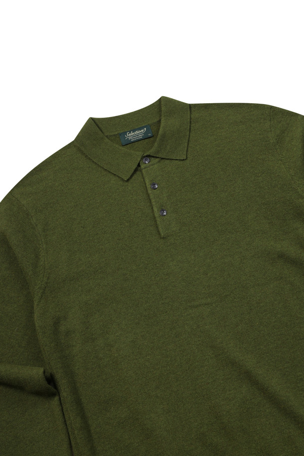 [셀렉션] 캐시미어 블렌디드 폴로넥 스웨터는 부드러운 울과 캐시미어 혼방 소재로 제작되어 초겨울부터 겨울까지 따뜻하게 착용할 수 있습니다. 클래식한 무드의 무지 디자인에 3버튼 폴로넥, 긴소매, 레귤러핏으로 제작되어 데이트룩, 오피스룩, 겨울 데일리룩 등 다양한 TPO에 활용하기 좋습니다. 플레인 조직과 옆구리 골 조직 짜임, 밑단 및 소매단의 립 처리로 고급스러움을 더했으며, 신축성이 좋아 편안한 착용감을 선사합니다. 그린 컬러의 부드러운 촉감이 특징인 이 스웨터는 미니멀, 캐주얼 스타일을 즐겨 입는 분들께 추천합니다.
