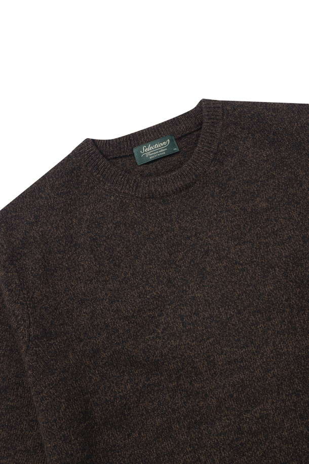 [셀렉션] 울 100 트위드 라운드넥 스웨터는 울 100% 소재로 제작되어 부드러운 촉감을 자랑합니다. 트위드사(실)를 적용하여 은은한 투톤 컬러를 표현했으며, 전체 플레인 조직으로 클래식한 무드를 더했습니다. 라운드넥 디자인과 긴 소매 기장, 레귤러 핏으로 다양한 스타일을 연출하기 좋습니다. 초겨울부터 겨울까지, 모임룩, 오피스룩, 데일리룩 등 다양한 TPO(Time, Place, Occasion)에 활용하기 좋으며, 밑단과 소매단 립(Rib) 처리로 안정감을 줍니다. 신축성이 뛰어나고 비침이 없어 편안하게 착용 가능합니다.
