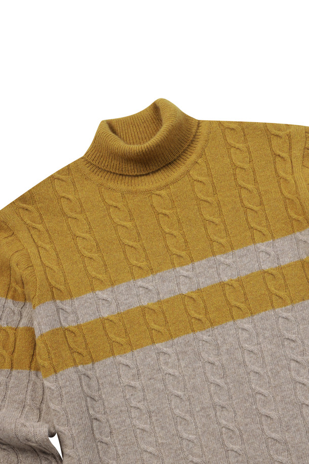 [셀렉션] 라쿤 혼방 블록 롱터틀넥 스웨터는 울, 라쿤, 캐시미어의 고급스러운 혼방 소재로 제작되어 부드러운 촉감과 뛰어난 보온성을 자랑합니다. 클래식한 무드의 롱 기장 터틀넥 디자인에 블록 케이블 패턴을 더하여 세련된 분위기를 연출하며, 겨울철 데일리룩, 데이트룩, 모임룩 등 다양한 TPO에 활용하기 좋습니다. 레귤러핏으로 제작되었으며, 세미 오버핏, 밑단 및 소매단 립 처리, 신축성 좋은 소재, 비침 없는 디자인으로 편안한 착용감을 선사합니다. 머스타드와 베이지 두 가지 컬러로 출시되어, 미니멀, 캐주얼 등 폭넓은 스타일을 소화할 수 있습니다.
