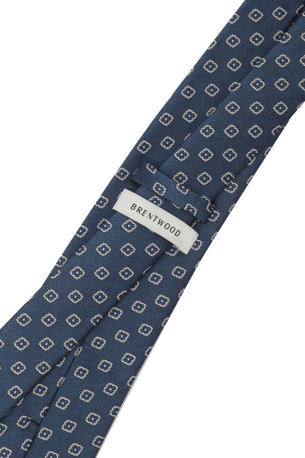네이비 컬러의 올오버 빅패턴 타이입니다. 실크 소재로 제작되어 부드러운 착용감을 선사하며, 클래식한 스타일을 연출합니다. 기하학 패턴과 뒷면 로고 자수 루프 디테일이 특징이며, 정장 및 수트에 잘 어울립니다. 오피스룩, 비즈니스 캐주얼, 출근룩에 활용하여 미니멀하면서도 세련된 스타일을 완성해 보세요.
