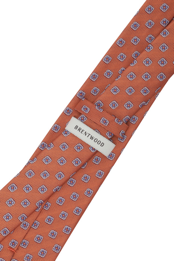 올오버 빅패턴 타이는 부드러운 실크 소재로 제작되어 고급스러운 착용감을 선사합니다. 클래식한 무드의 오렌지 컬러 타이로, 정장 스타일에 포인트를 더하기 좋습니다. 전체적으로 도트 패턴이 적용된 올오버 디자인이며, 뒷면에는 로고 자수 루프 디테일이 돋보입니다. 오피스룩, 비즈니스 캐주얼, 모임룩 등 다양한 TPO에 활용 가능하며, 미니멀하고 세련된 스타일을 연출하기에 적합합니다. 남성분들의 클래식한 스타일을 완성하는 필수 아이템입니다.
