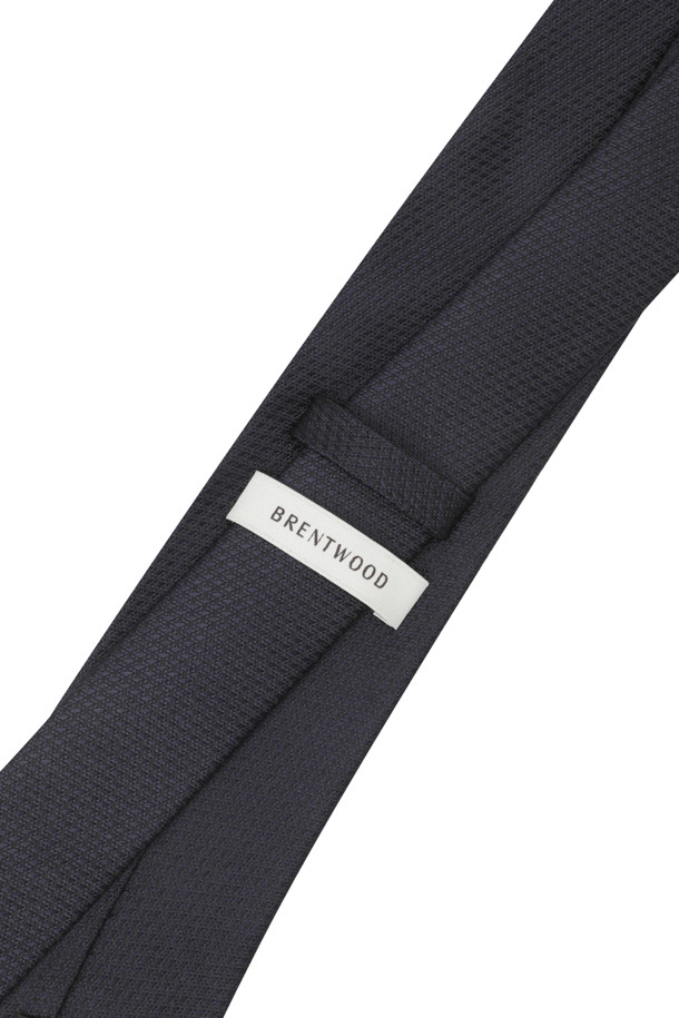 세련된 남성 스타일을 완성하는 솔리드 다크네이비 타이입니다. 100% 실크 소재로 제작되어 부드러운 촉감과 은은한 광택을 자랑합니다. 정장, 비즈니스 캐주얼, 모임룩 등 다양한 TPO에 활용 가능하며, 클래식, 미니멀, 시크 스타일을 연출하기에 좋습니다. 다크네이비 컬러의 무지 디자인은 어떤 셔츠와도 잘 어울립니다. 뒷면에는 로고 자수 루프 디테일이 더해져 고급스러움을 더했습니다.
