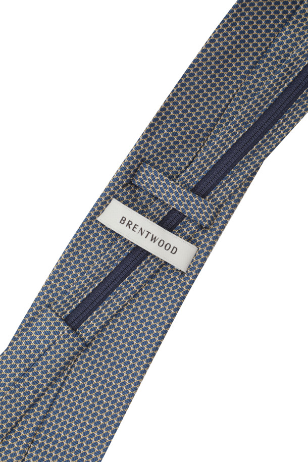 세련된 남성용 지퍼 올오버 패턴 넥타이입니다. 깔끔한 스타일과 그레이 컬러가 어우러져 오피스룩, 비즈니스 캐주얼, 회의룩 등 다양한 TPO에 활용하기 좋습니다. 폴리 혼방 소재로 제작되어 가볍고 편안한 착용감을 선사하며, 과하지 않은 올오버 패턴 디자인이 특징입니다. 자동 지퍼 여밈 방식으로 간편하게 착용할 수 있으며, 넥타이 이면에는 로고 자수 루프 장식이 더해져 고급스러움을 더했습니다. 클래식, 미니멀, 시크 스타일을 선호하는 남성분들께 추천합니다.
