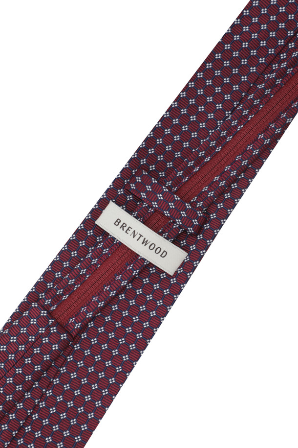 와인 컬러의 올오버 패턴 디자인이 돋보이는 남성용 타이입니다. 클래식한 스타일로 오피스룩, 비즈니스 캐주얼, 회의룩에 잘 어울립니다. 간편하게 착용 가능한 자동 지퍼 방식이며, 가벼운 촉감을 선사합니다. 뒷면에는 로고 자수 루프 디테일이 더해져 고급스러움을 더했습니다. 미니멀하면서도 세련된 디자인으로 다양한 스타일 연출에 활용하기 좋습니다.
