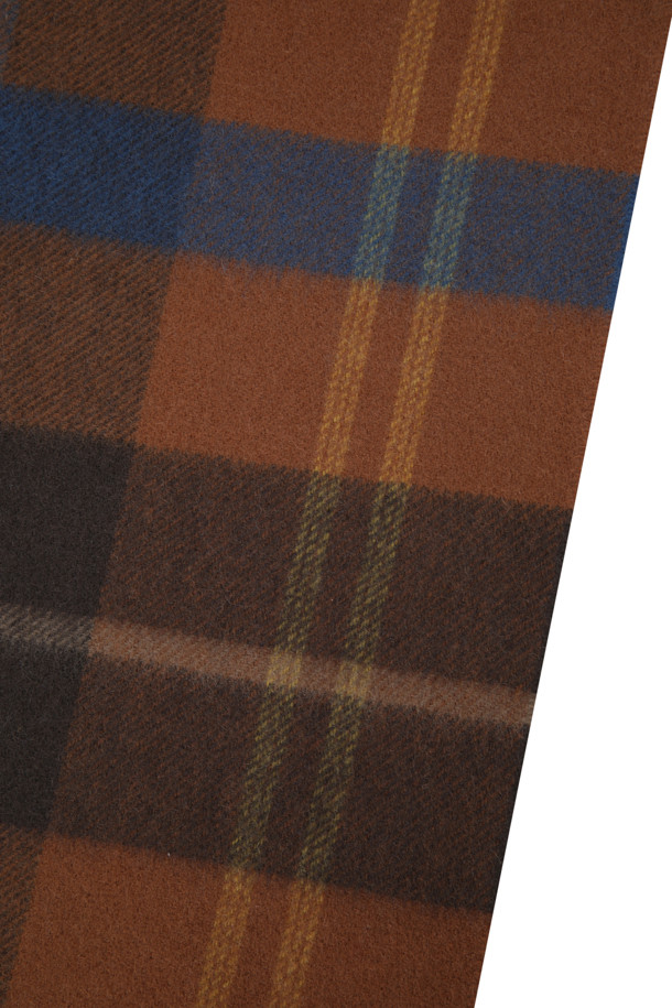 부드러운 촉감의 베이비울 100% 소재로 제작된 우븐 방모 머플러 (브라운 체크)입니다. 겨울철 클래식하고 미니멀한 데일리룩에 매치하기 좋은 아이템입니다. 따뜻한 보온성을 제공하며, 브라운과 블루 컬러의 조화로운 체크 패턴이 돋보입니다. 촘촘한 짜임과 테두리 잔수술 디테일이 고급스러운 분위기를 더합니다. 추운 날씨에도 스타일을 놓치지 않도록 포근하게 감싸주세요.
