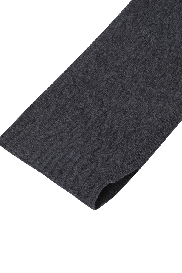 부드러운 울과 캐시미어 혼방 소재로 제작된 케이블 니트 머플러입니다. 포근하고 따뜻한 두께감으로 겨울철 보온성을 높여주며, 심플한 테두리 마감으로 깔끔한 디자인을 완성했습니다. 차분하고 세련된 그레이 컬러가 어떤 스타일에도 잘 어울리며, 캐주얼, 클래식, 미니멀 룩에 모두 활용 가능합니다. 출근룩과 모임룩 등 다양한 TPO에 매치하여 포근하고 스타일리시한 겨울 스타일을 연출해보세요.
