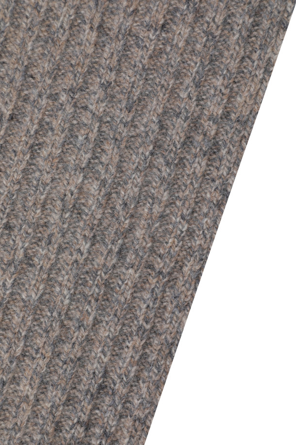 울 100% 멜란지 니트 머플러는 부드러운 촉감과 따뜻함을 선사하는 겨울철 필수 아이템입니다. 멜란지 그레이 컬러에 웨일 패턴으로 은은한 멋을 더했으며, 클래식하고 미니멀한 스타일을 연출하기 좋습니다. 고급스러운 트위드사 사용과 한쪽 사이드의 2버튼 디테일이 포인트이며, 배색 테두리 처리로 디자인 완성도를 높였습니다. 겨울 데일리룩에 포근함을 더하며 스타일리시함을 놓치지 않는 머플러를 만나보세요.
