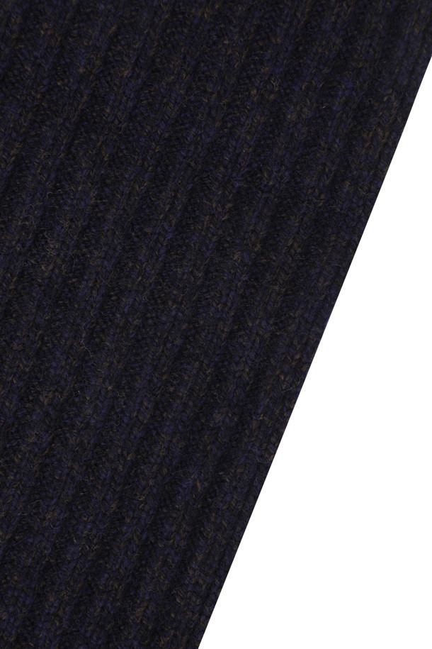 겨울철 데일리룩에 클래식한 포인트를 더해줄 울 100% 멜란지 니트 머플러입니다. 부드러운 촉감의 웨일 조직 니트 짜임과 고급스러운 울 트위드사를 사용하여 따뜻함과 스타일을 동시에 잡았습니다. 한쪽 사이드에 2개의 버튼 디테일이 돋보이며, 테두리 배색 처리로 포인트를 더했습니다. 미니멀한 디자인으로 어떤 겨울 코디에도 잘 어울려 실용적인 아이템입니다. 보온성을 높여 추운 날씨에도 든든하게 착용할 수 있습니다.
