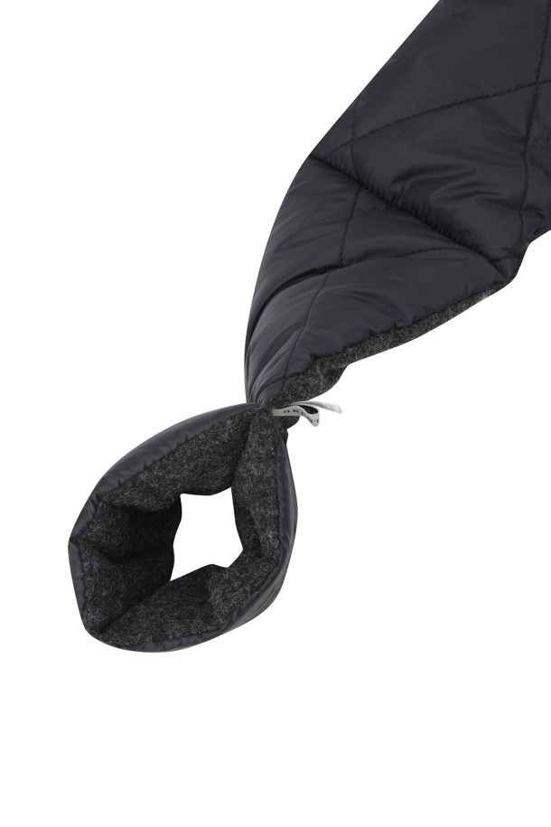 겨울철 보온성을 책임지는 퀼팅 (Quilting) 패딩 머플러입니다. 넉넉한 두께감과 웰론 충전재를 사용하여 추운 날씨에도 따뜻하게 착용할 수 있습니다. 블랙 컬러의 베이직한 디자인으로 어떤 스타일에도 쉽게 매치할 수 있으며, 퀼팅 디테일이 은은한 포인트를 더합니다. 가볍고 부드러운 폴리에스테르 소재로 제작되어 편안한 착용감을 선사하며, 겨울 데일리룩, 산책룩, 여행룩 등 다양한 TPO에 활용하기 좋습니다. 미니멀, 캐주얼, 클래식 스타일을 즐겨 입는 분들께 추천합니다.
