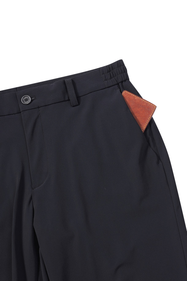 [아주편한] 온라인 익스클루시브 워셔블 아편 SUIT(수트) 슬랙스는 남성용 슬랙스로, 여름철 오피스룩과 비즈니스 캐주얼에 적합합니다. 미니멀하고 베이직한 스타일로, 릴랙스 핏과 긴 기장으로 편안한 착용감을 제공합니다. 블랙 컬러의 무지 디자인에 트리코트 소재를 사용하여 구김이 적고, 생활 방수 및 스트레치 기능으로 활동성을 높였습니다. 사이드 히든 밴딩으로 편안함을 더하고, 메쉬 안감, 속단추 디테일, 휴대성 및 통기성을 갖춘 실용적인 슬랙스입니다.
