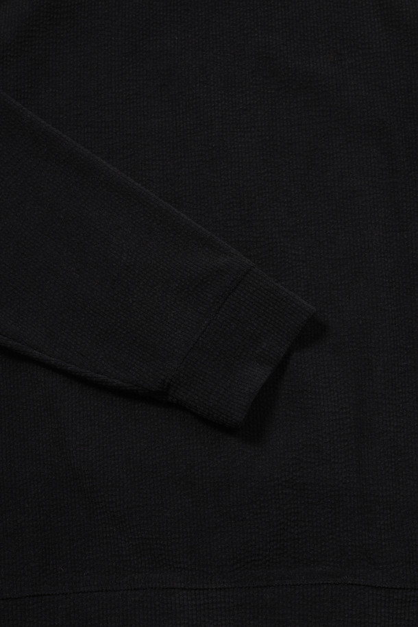 [페트리코] 웨일 조직 스웻셔츠는 초겨울부터 겨울까지 따뜻하게 입을 수 있는 베이직 스타일의 스웻셔츠입니다. 부드러운 촉감의 웨일 조직 소재에 레귤러핏으로 제작되어 편안한 착용감을 선사합니다. 블랙 컬러의 무지 디자인으로 어떤 스타일에도 잘 어울리며, 넥 안쪽 스트라이프 테이프 디테일과 밑단 및 소매단의 더블 공정 마감으로 완성도를 높였습니다. 좌측 하단 로고 포인트 라벨이 은은한 포인트를 더하며, 신축성이 좋아 활동성이 뛰어나고 비침 걱정 없이 착용 가능합니다. 겨울 데일리룩, 집콕룩, 산책룩 등 다양한 TPO에 미니멀, 캐주얼, 클래식 스타일로 활용하기 좋습니다.
