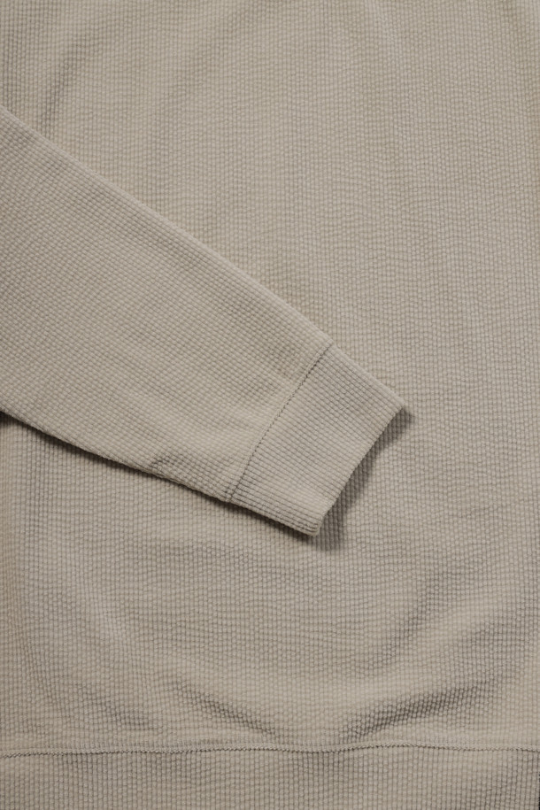 [페트리코] 웨일 조직 스웻셔츠는 부드러운 촉감의 웨일 조직 소재로 제작되어 초겨울부터 겨울까지 따뜻하게 착용할 수 있습니다. 베이직 스타일의 무지 디자인에 레귤러핏과 라운드넥으로 편안한 착용감을 제공하며, 넥 안쪽 스트라이프 테이프 디테일로 포인트를 더했습니다. 밑단과 소매단은 더블 공정으로 마감하여 내구성을 높였으며, 좌측 하단 로고 라벨로 [페트리코]만의 감성을 담았습니다. 신축성이 뛰어나 활동성이 좋고 비침 걱정 없이 겨울 데일리룩, 집콕룩, 산책룩 등 다양한 TPO에 미니멀, 클래식, 캐주얼 스타일로 연출하기 좋습니다.
