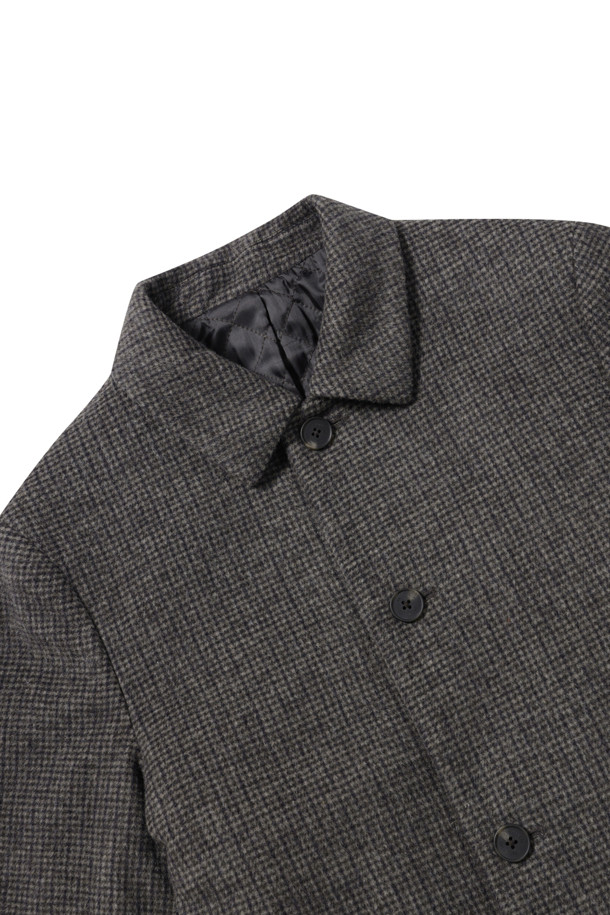 울과 캐시미어 블렌디드 소재로 제작되어 부드러운 촉감과 보온성을 자랑하는 하프 코트입니다. 겨울철 일상, 출근룩, 모임룩에 모두 잘 어울리는 아이템으로, 클래식, 캐주얼, 미니멀 스타일을 연출할 수 있습니다. 베이지, 블랙, 그레이 3가지 컬러로 출시되었으며, 하운드투스, 솔리드, 마이크로 패턴으로 다양한 분위기를 연출할 수 있습니다. 레귤러 핏에 긴 소매 기장으로, 사선 포켓 디자인과 등판 상단 퀼팅 안감, 안감+솜퀼팅 디테일이 돋보입니다. 두꺼운 두께감으로 한겨울 추위에도 따뜻하게 착용할 수 있습니다.
