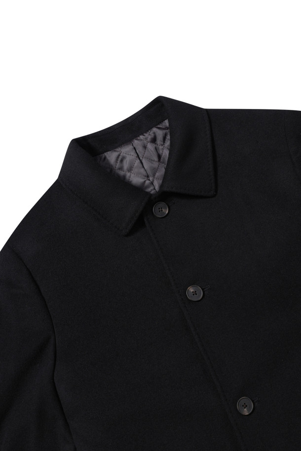 울과 캐시미어 블렌디드 소재로 제작되어 부드러운 촉감과 고급스러운 분위기를 선사하는 하프 코트입니다. 베이지, 블랙, 그레이 세 가지 색상으로 출시되어 다양한 겨울 데일리룩에 활용하기 좋습니다. 하운드투스 패턴과 솔리드 디자인으로 클래식과 캐주얼 무드를 넘나들며, 레귤러 핏으로 편안하게 착용할 수 있습니다. 사선 포켓 디자인과 등판 퀼팅 안감, 안감과 솜 퀼팅 처리로 보온성을 높였습니다. 겨울철 오피스룩과 모임룩에 세련된 스타일을 더해보세요.
