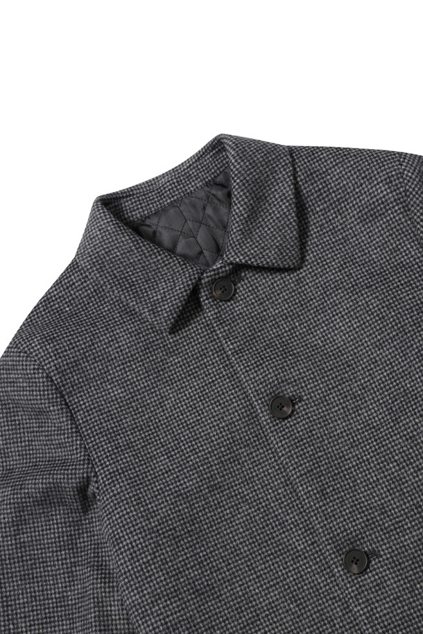 **울/캐시미어 블렌디드 하프 코트**는 겨울철 따뜻함과 스타일을 동시에 잡을 수 있는 남성용 아우터입니다. 부드러운 울과 캐시미어 혼방 소재로 제작되어 뛰어난 촉감과 보온성을 제공하며, 퀼팅 안감으로 한층 더 따뜻하게 착용할 수 있습니다. 베이지, 블랙, 그레이 세 가지 색상으로 출시되어 다양한 겨울 데일리룩, 출근룩, 비즈니스 캐주얼 스타일에 매치하기 좋습니다. 클래식, 캐주얼, 미니멀 스타일을 아우르는 디자인으로, 하운드투스, 솔리드, 마이크로 패턴 등 다채로운 무늬를 선택할 수 있습니다. 레귤러핏의 하프 기장 코트로, 사선 포켓 디자인이 돋보입니다.
