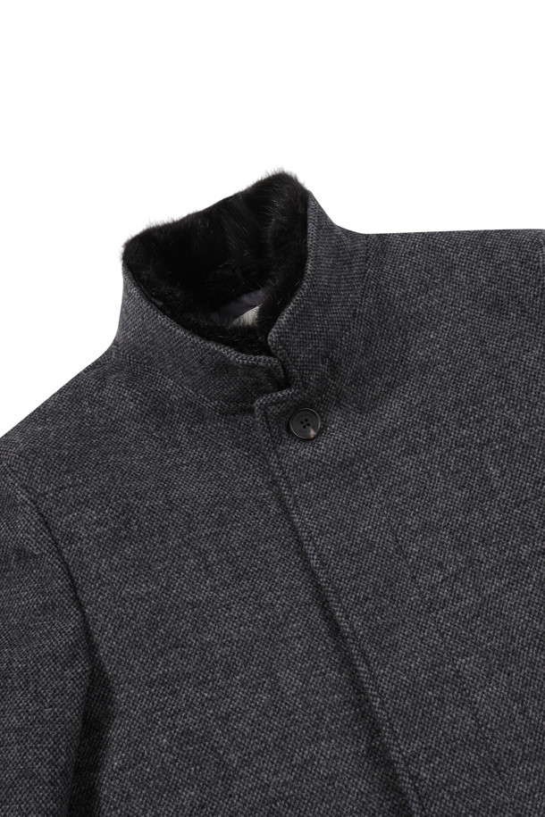 칼라 퍼 울/캐시미어 블렌디드 코트는 남성용 코트입니다. 클래식한 스타일의 그레이 컬러 하프 기장 코트로, 마이크로 패턴이 돋보입니다. 울과 캐시미어 혼방 소재로 제작되어 부드러운 촉감과 두꺼운 두께로 겨울철 보온성을 높였습니다. 탈부착 가능한 머스크랫 퍼, 사선 포켓, 등판 구스다운 퀼팅, 퀼팅 안감, 히든 키퍼 등의 디테일이 특징입니다. 버튼 여밈 방식의 스탠 칼라 코트로, 겨울 데일리룩, 오피스룩, 비즈니스 캐주얼에 잘 어울립니다.

